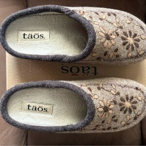 Taos Woolderness2 Footwear Women's Slippers with Floral Design - Cream and Brown